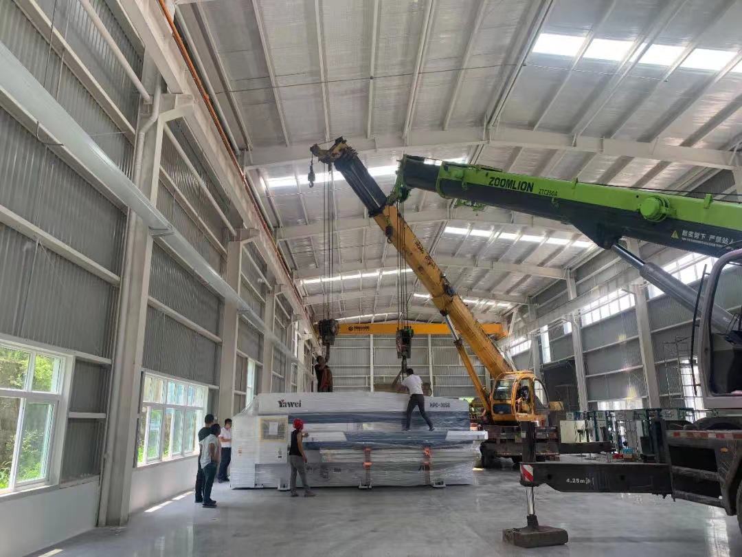 沃輪電氣項(xiàng)目一期B棟鈑金車間首批生產(chǎn)設(shè)備進(jìn)場(chǎng)，車間作業(yè)準(zhǔn)備工作穩(wěn)步推進(jìn)
