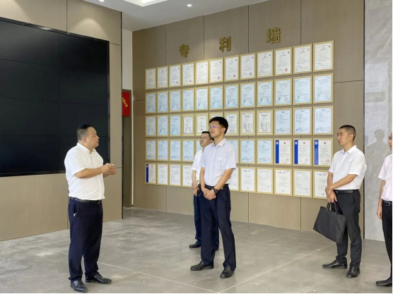 自貢市委常委、統(tǒng)戰(zhàn)部部長吳進(jìn)學(xué)一行 蒞臨沃輪電氣考察調(diào)研