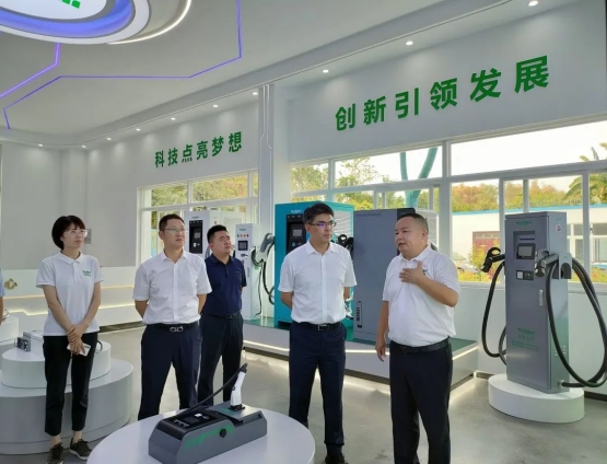 自貢市委常委、常務(wù)副市長(zhǎng)肖冰東 蒞臨沃輪電氣調(diào)研指導(dǎo)工作