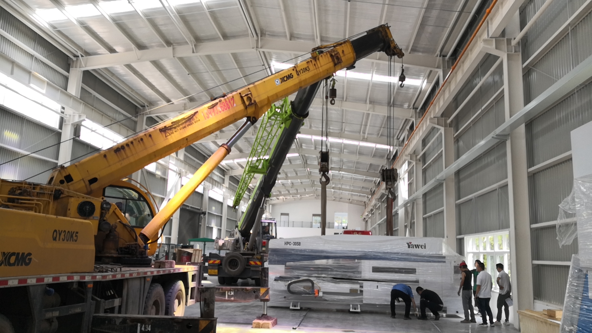 沃輪電氣項(xiàng)目一期B棟鈑金車(chē)間首批生產(chǎn)設(shè)備進(jìn)場(chǎng)，車(chē)間作業(yè)準(zhǔn)備工作穩(wěn)步推進(jìn)